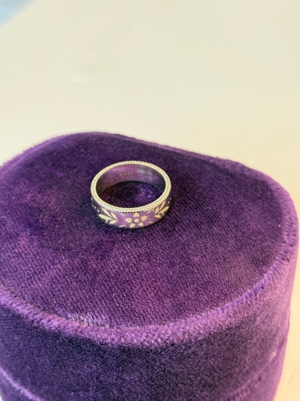 Gucci Silver white Gold Engraved Logo Band ring with Purple Velvet Box - Picture 6 of 9